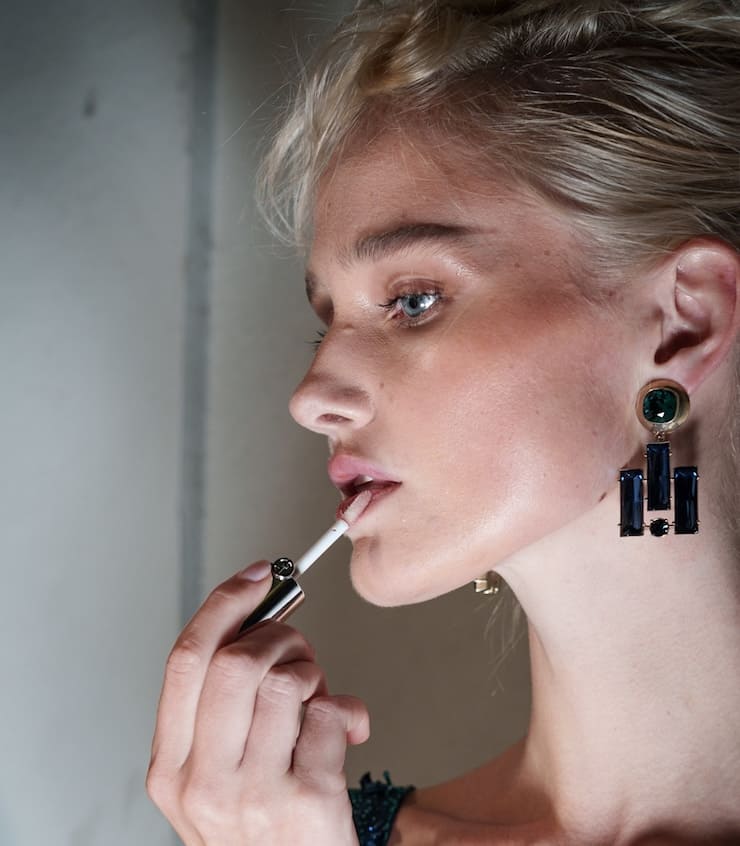 ragazza che si mette il gloss