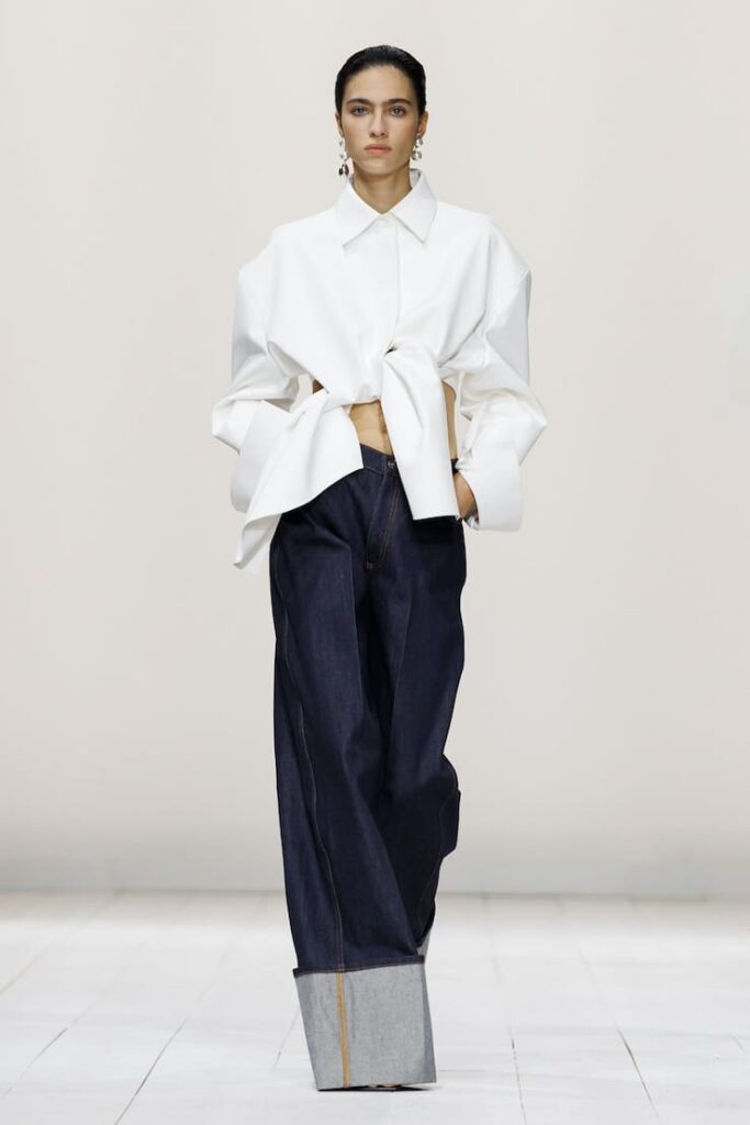 Modella con jeans dai maxi risvolti alla sfilata Givenchy