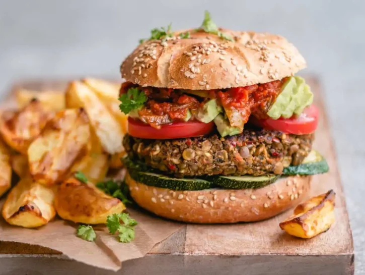 Hamburger di lenticchie vegano con pomodoro, zucchine e avocado: gusto e benessere in un solo morso