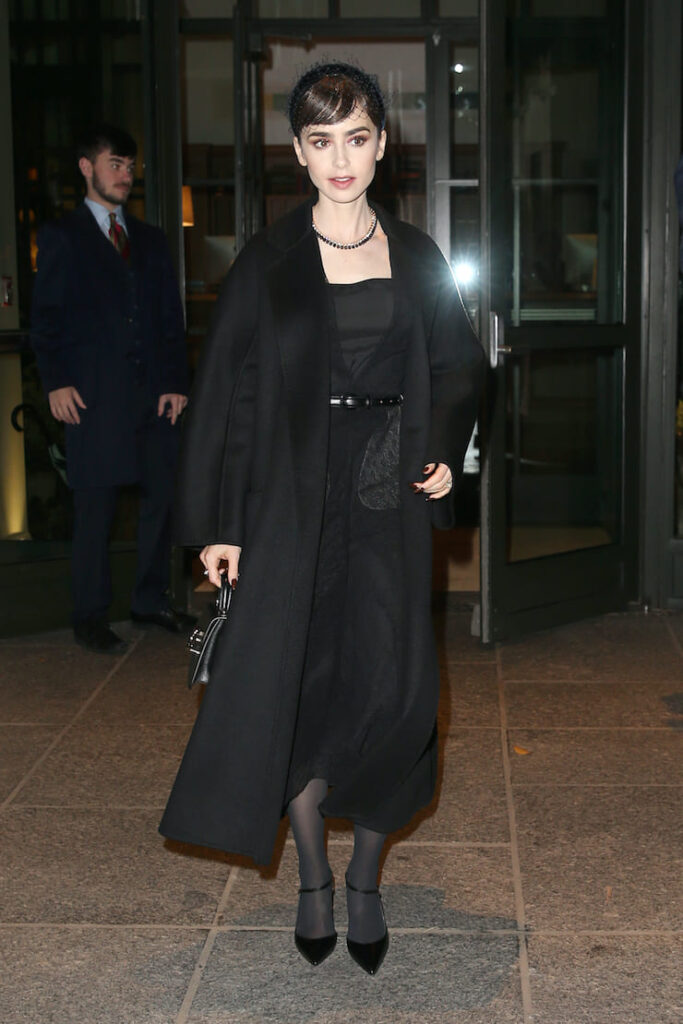Lily Collins con un abito da cocktail nero