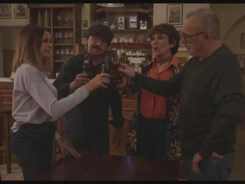 Una scena de I Cesaroni con alcuni personaggi che brindano