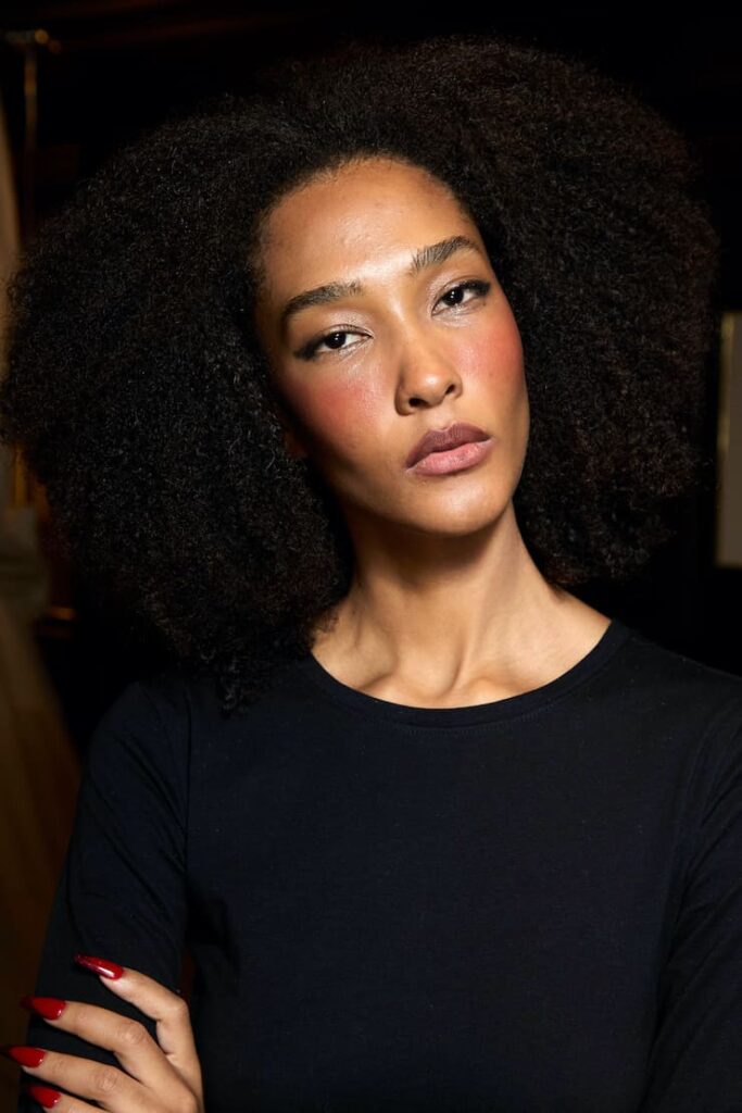 Modella con pelle effetto pilates glow