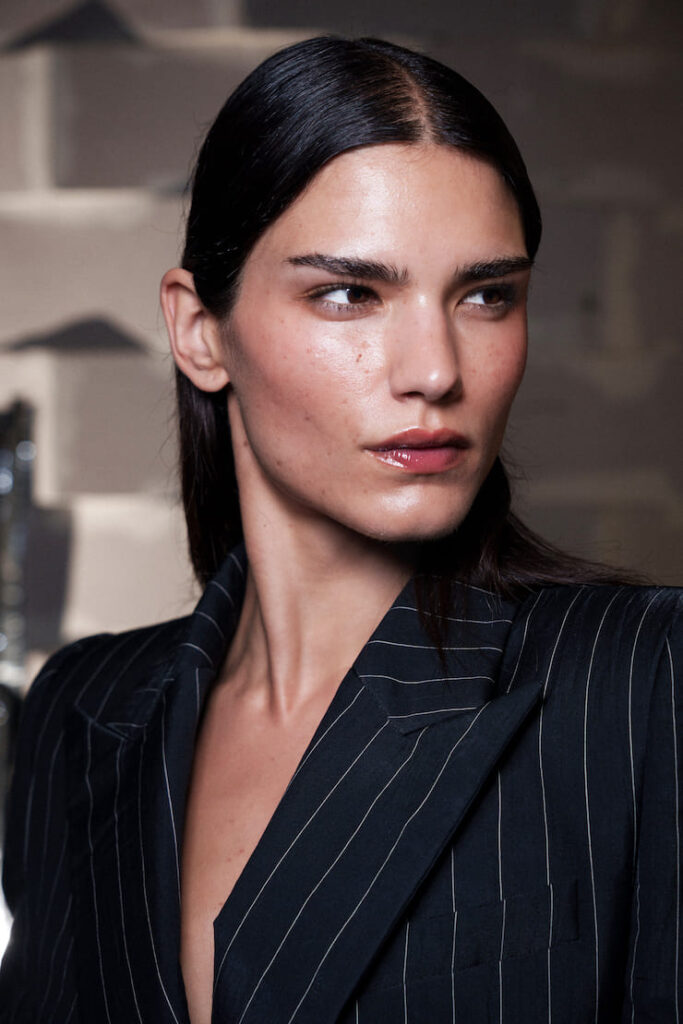 Modella con pelle baciata dal sole