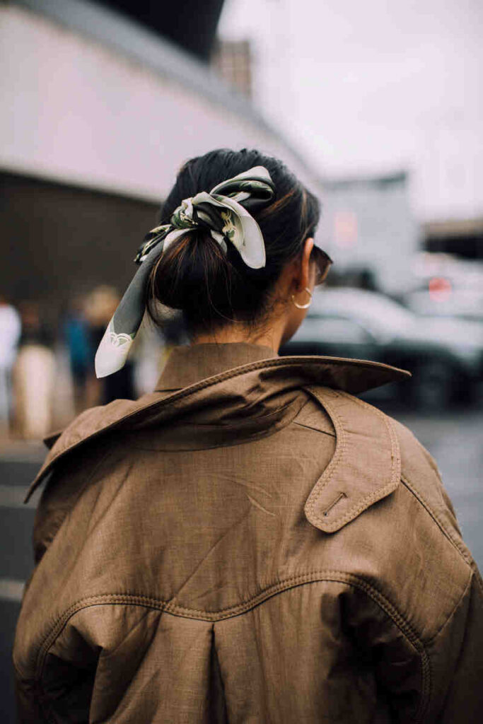 ragazza con foulard ra i capelli