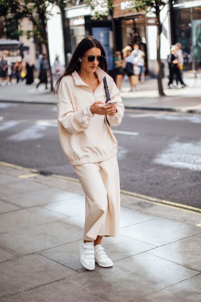 Ragazza con sneakers bianche