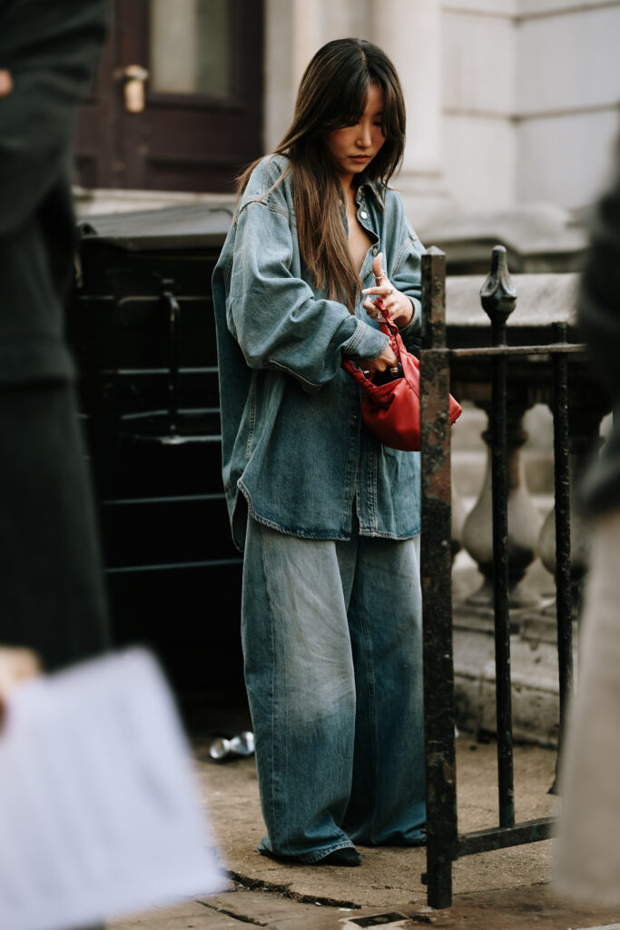 come si indossa la camicia di jeans tendenza denim moda primavera 2026
