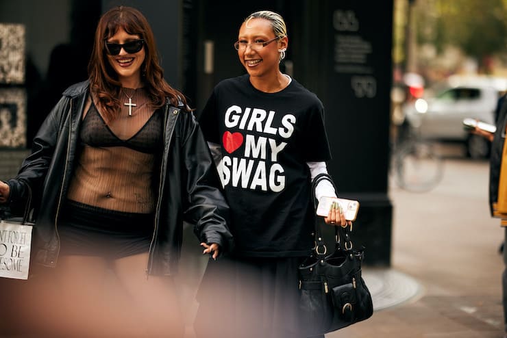 Ragazza con T-shirt con scritte