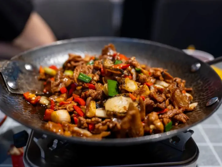 Manzo speziato con cipolle croccanti e peperoncino: ideale per il wok