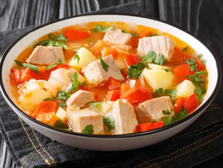 Marmitako di tonno con verdure: la zuppa basca che profuma di mare e tradizione