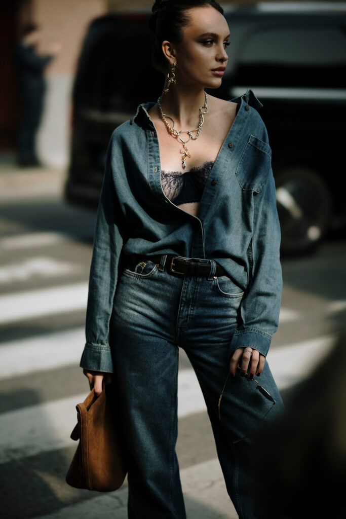 come si indossa la camicia di jeans tendenza denim moda primavera 2026