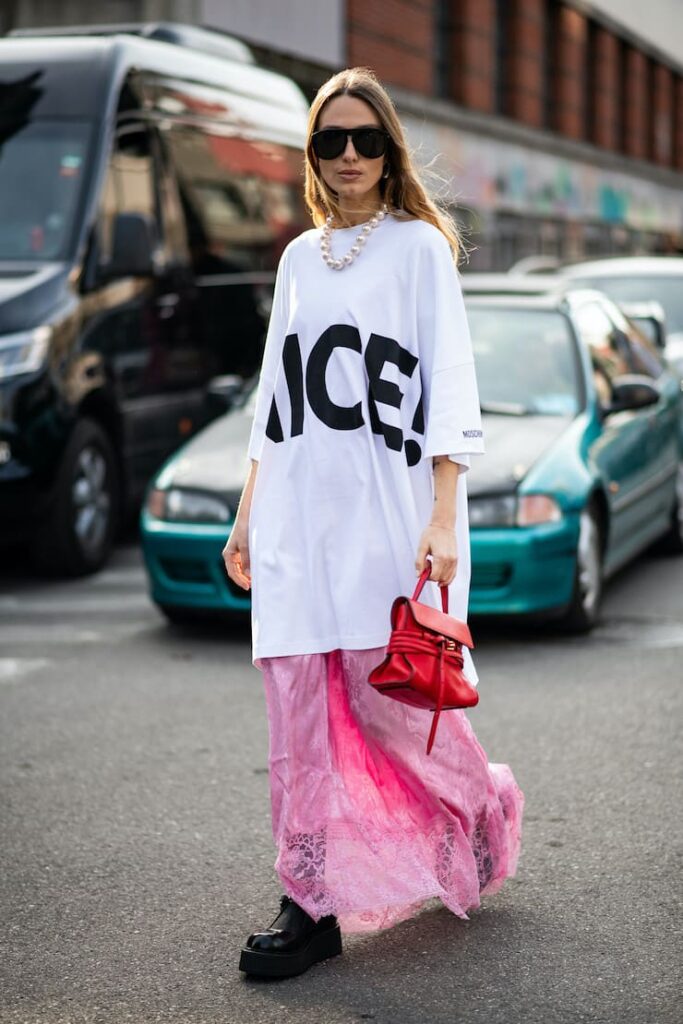Ragazza con T-shirt oversize e gonna