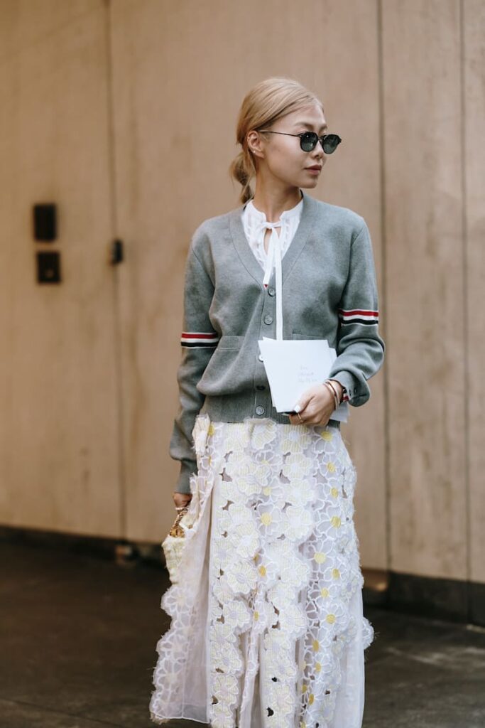 Ragazza con cardigan