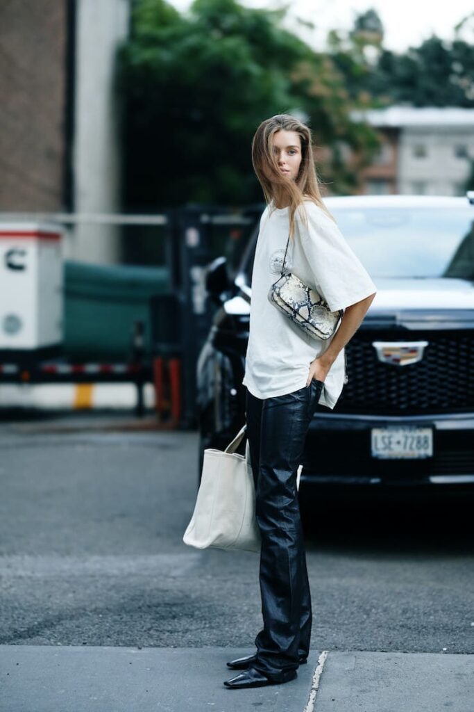 Ragazza con una T-shirt bianca