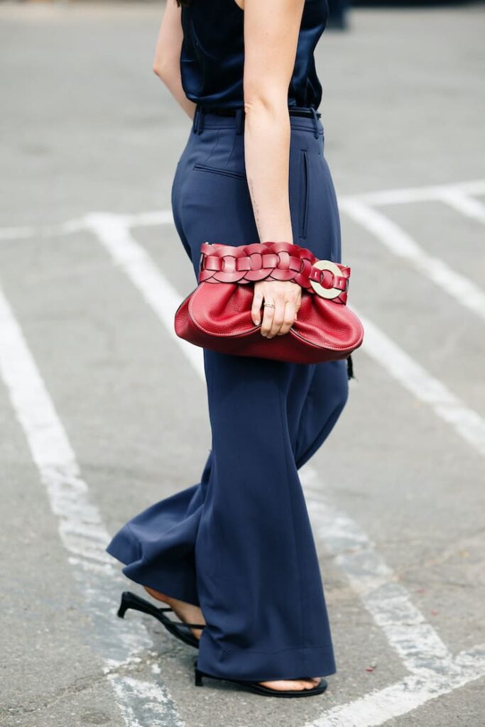 Ragazza con borsa rossa