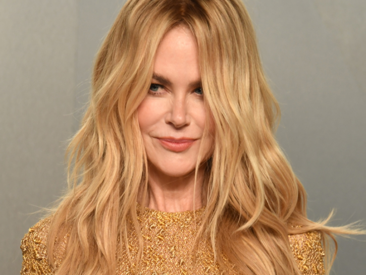 Capelli lunghi dopo i 50 anni: come scegliere il taglio e prendersene cura