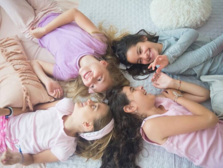 Pigiama party addio, genitori contro