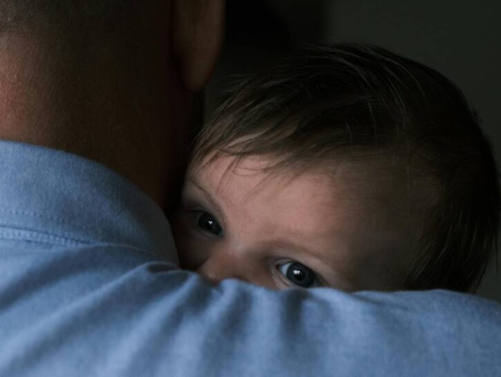 Depressione post partum: può colpire anche per i papà