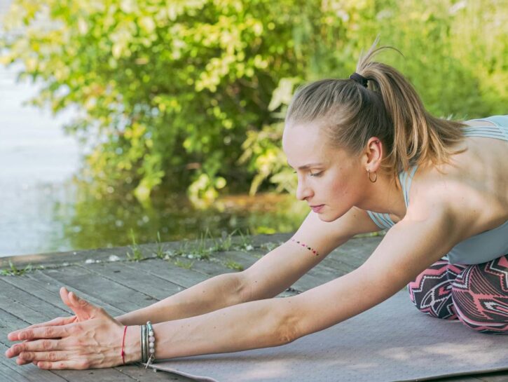 Trauma Sensitive Yoga, il metodo che aiuta a gestire dolori e menopausa
