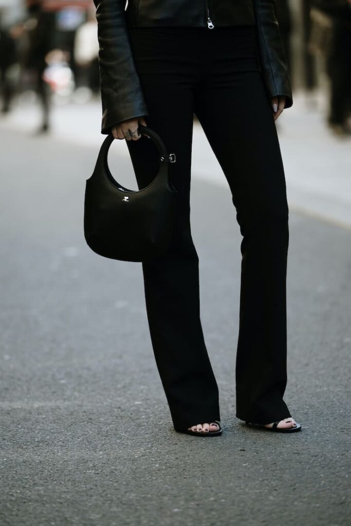 Ragazza con pantaloni neri