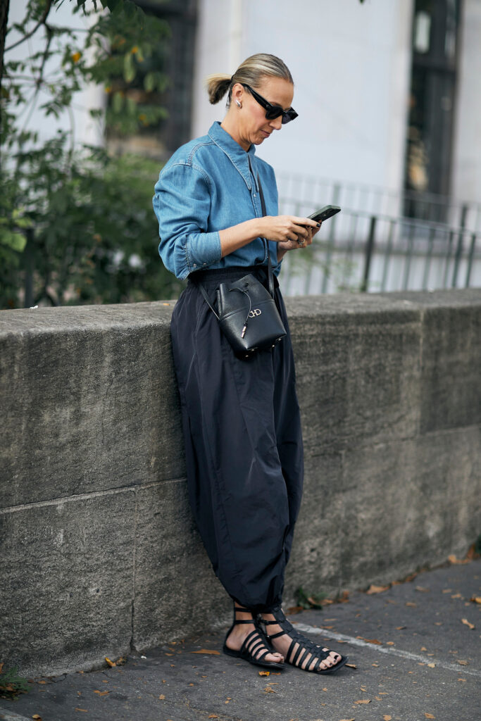 come si indossa la camicia di jeans tendenza denim moda primavera 2026