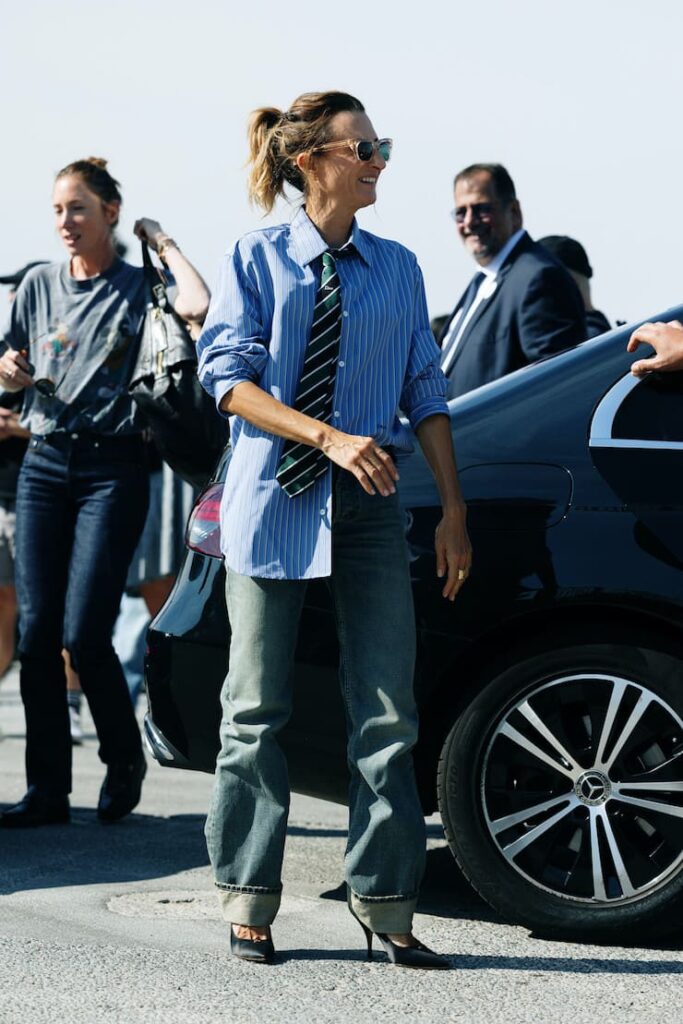 Ragazza in camicia e jeans dal maxi risvolto