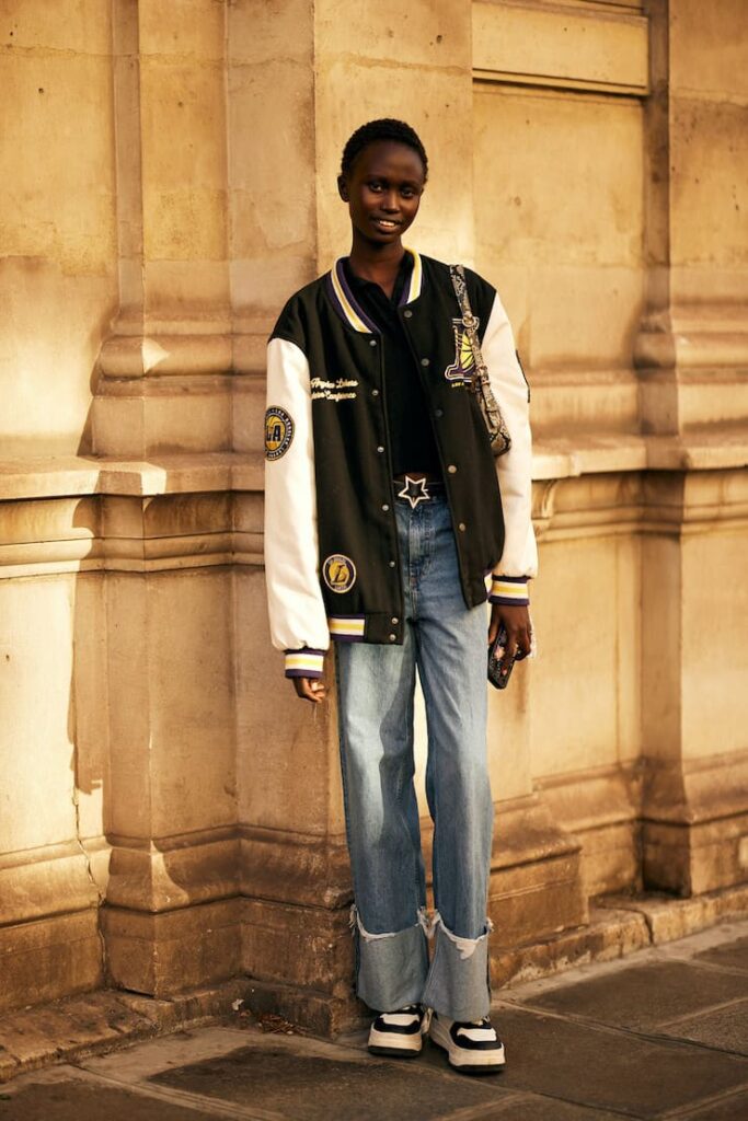 Ragazza con jeans con maxi risvolto e scarpe da ginnastica