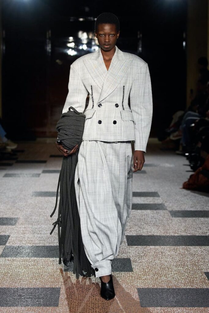 Modella con pantaloni harem da Roksanda