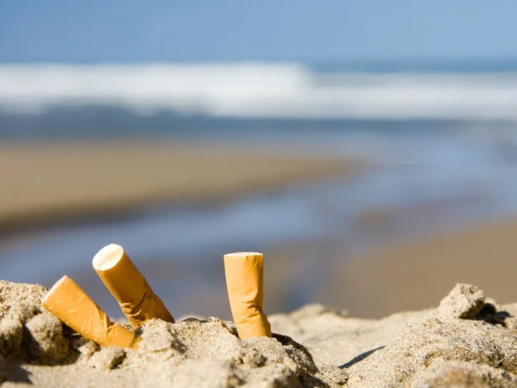 Al mare fra i mozziconi di sigaretta: rapporto shock sulle spiagge italiane