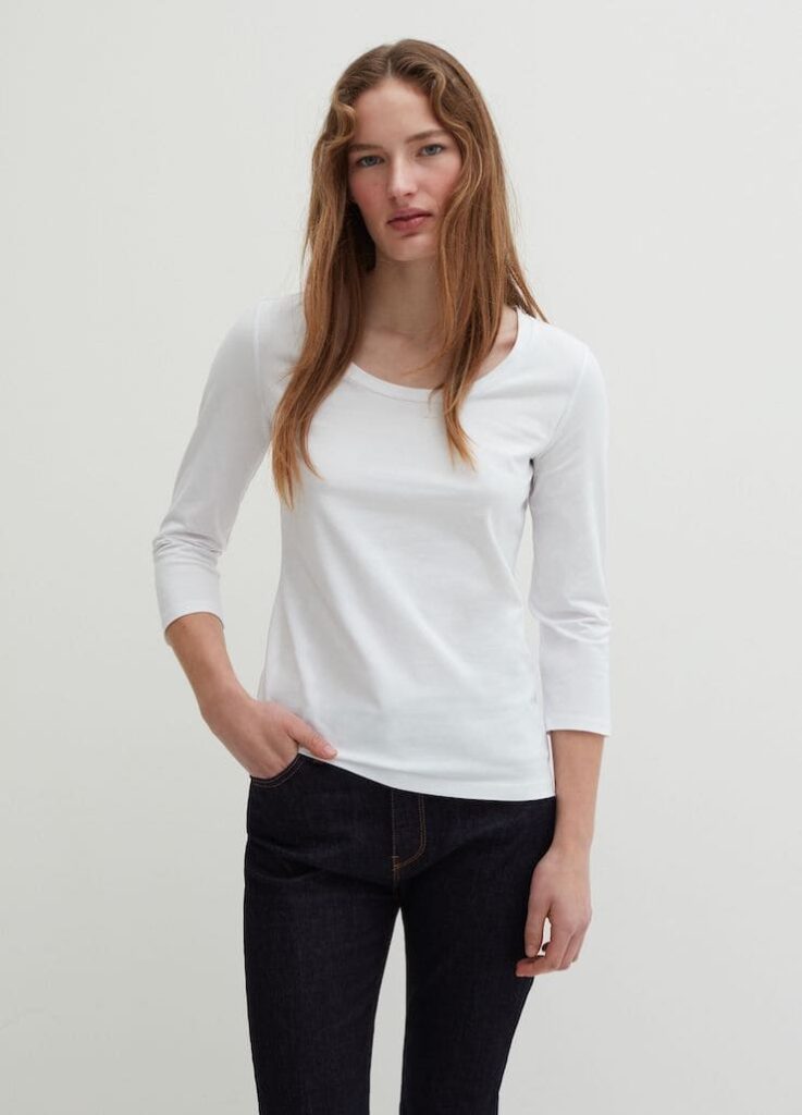 Ragazza con maglietta a tre quarti basic