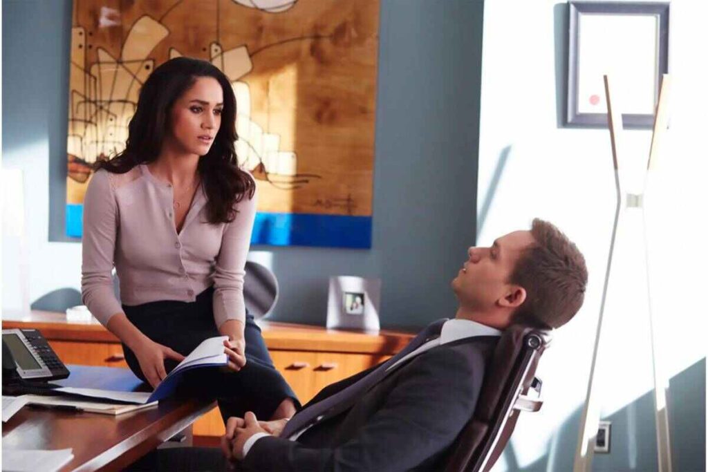 L'ex attrice Meghan Markle, moglie del princepe Harry, e l'attore Patrick J. Adams in Suits