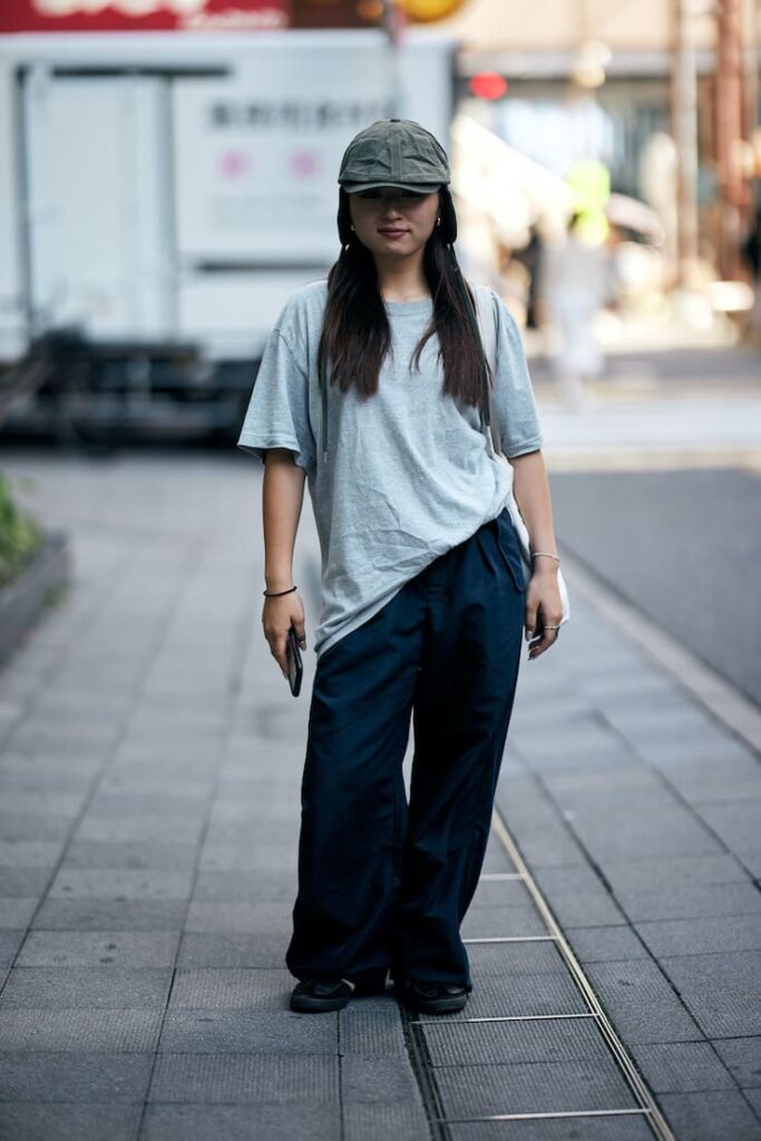Ragazza con T-shirt oversize e pantaloni larghi