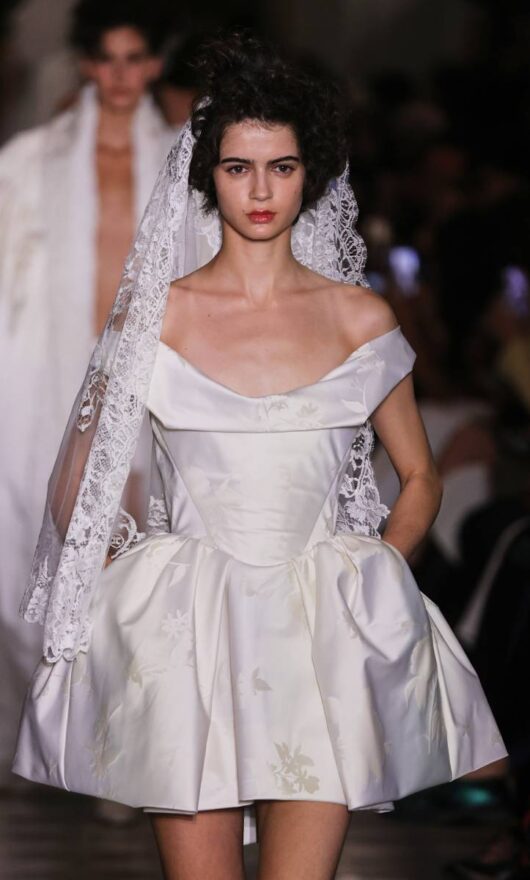 Ti sposeresti rinunciando all'abito lungo? Il mini abito da sposa è la nuova tendenza