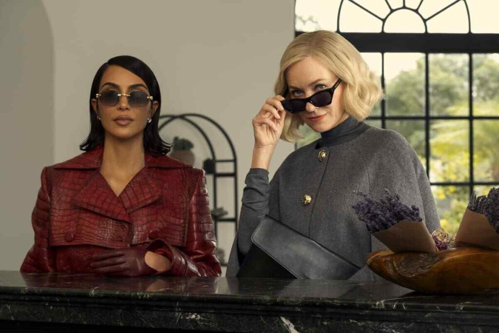 Kim Kardashian e Naomi Watts in una scena della serie All's Fair