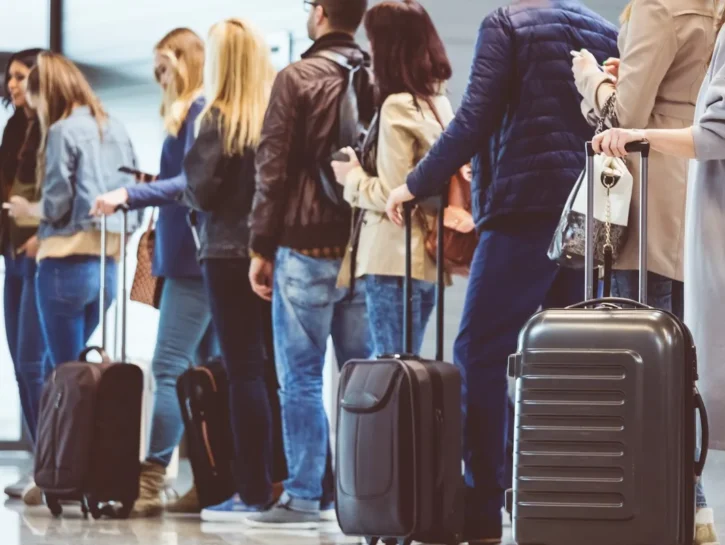 Prezzi dei voli in aumento: come cambiano i costi tra bagagli, posti e priorità