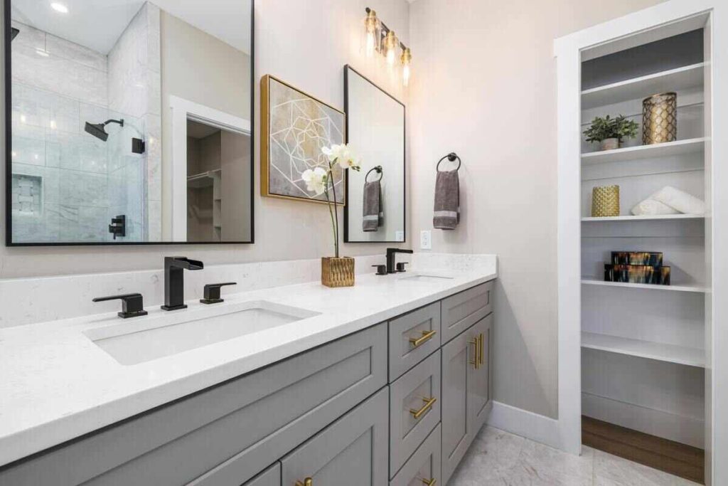 Bagno piccolo con lavabo con fiore, specchio e ripiano arredato