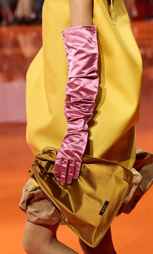 C'è una nuova borsa di tendenza in città. E sì, è il sacchetto di raso