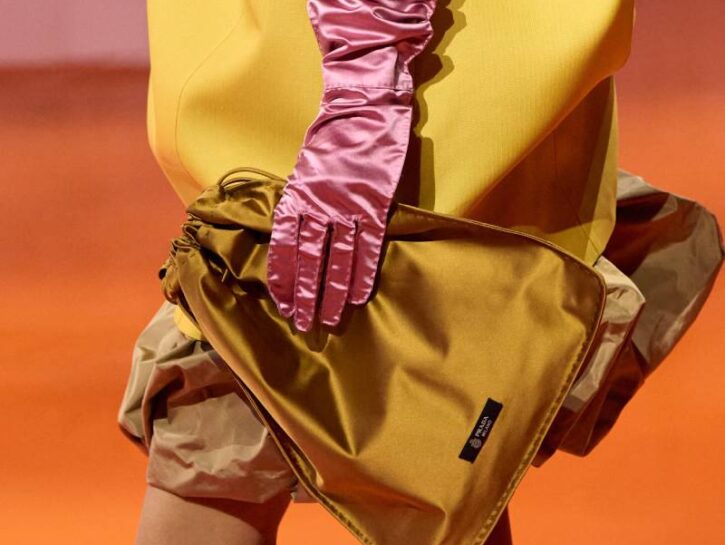 C'è una nuova borsa di tendenza in città. E sì, è il sacchetto di raso