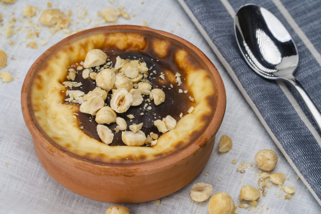 Budino di riso in terrina con granelle di nocciola