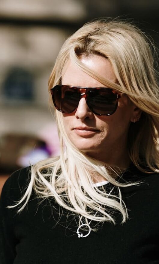 Capelli e vento: a rovinarli non sono le raffiche, ma i gesti dopo