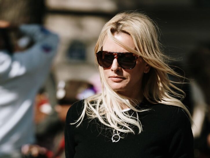 Capelli e vento: a rovinarli non sono le raffiche, ma i gesti dopo