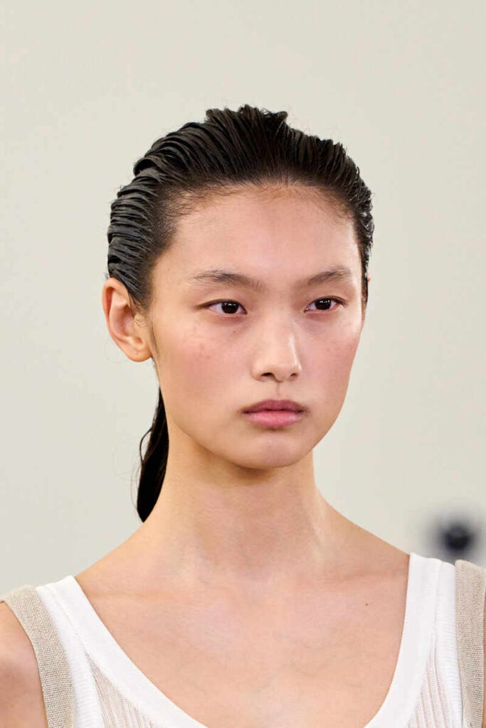 ragazza con capelli pettinati con gel all'indietro