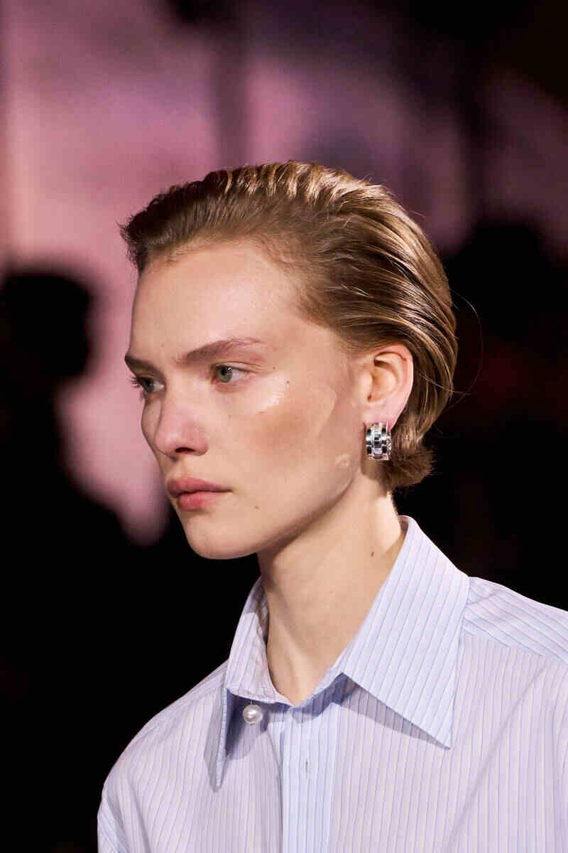 ragazza con capelli corti pettinati col gel all'indietro