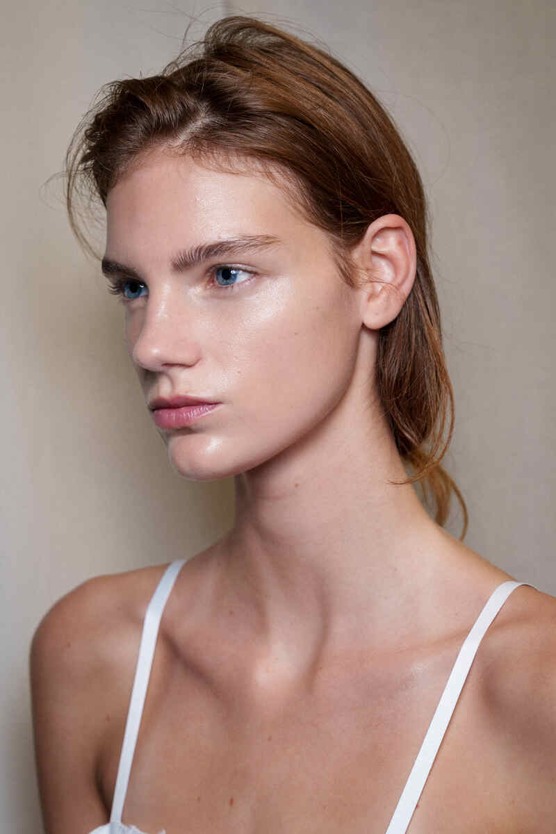 ragazza senza trucco con capelli spettinati