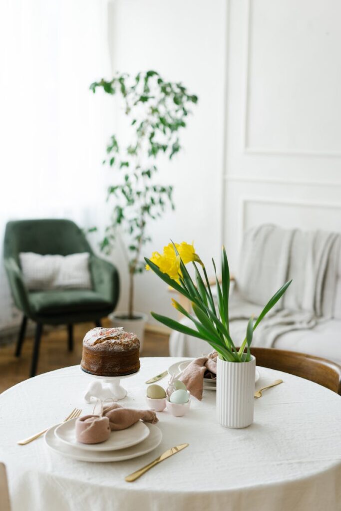 tavola di pasqua apparecchiata con fiori e uova