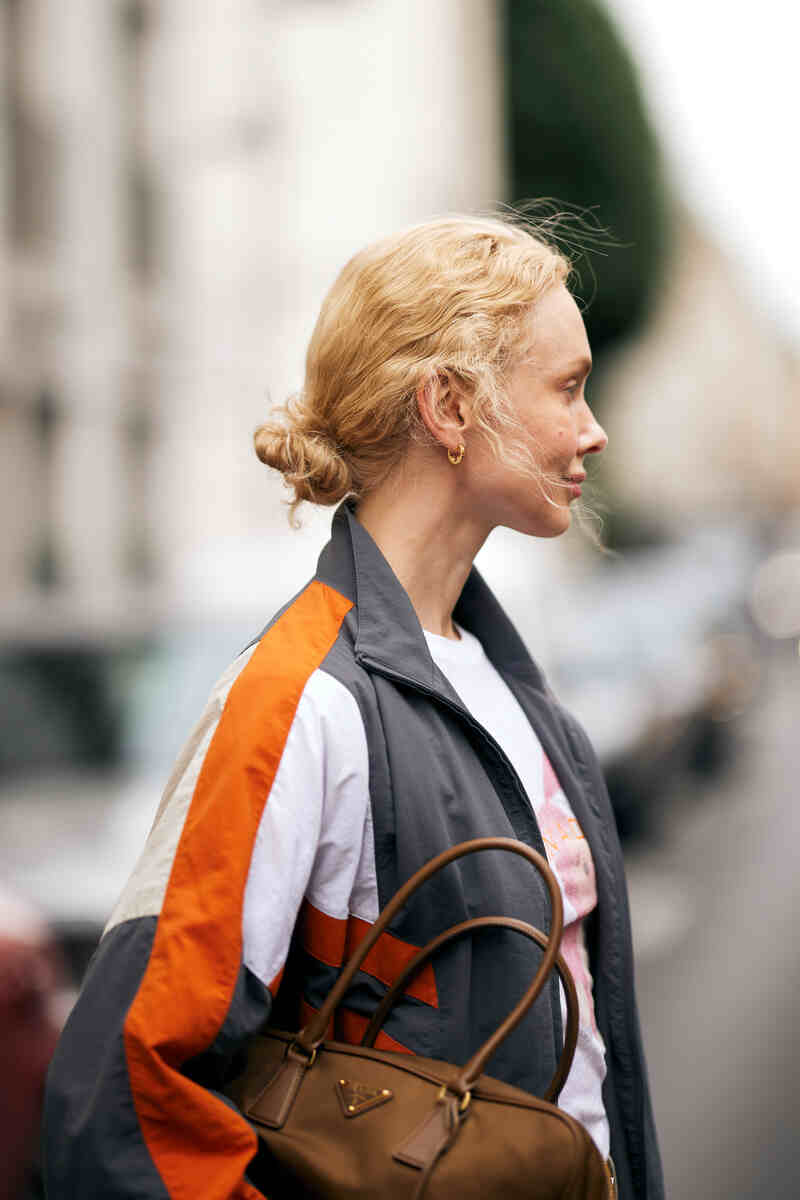 ragazza con capelli legati in uno chignon
