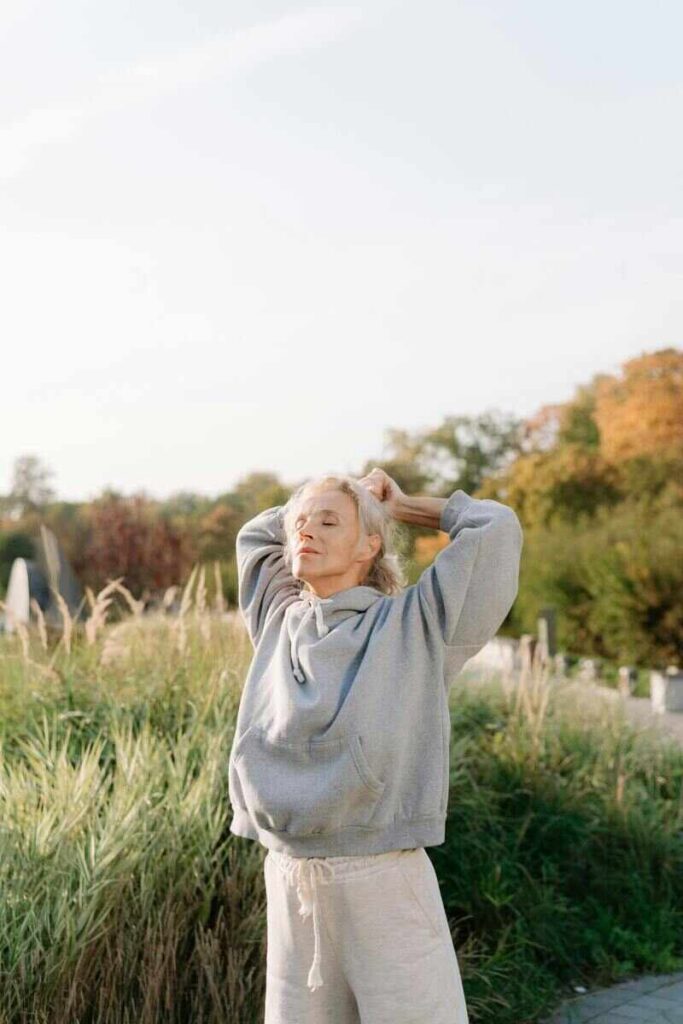 Donna in tuta inspirando in natura
