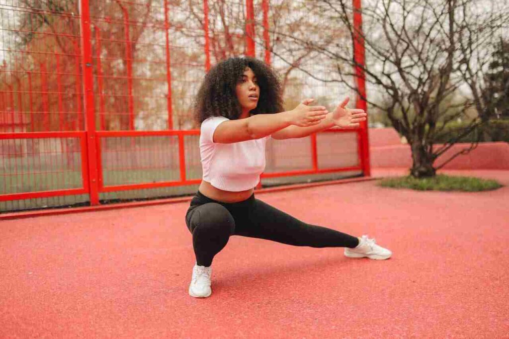 ragazza sta facendo squat al parco