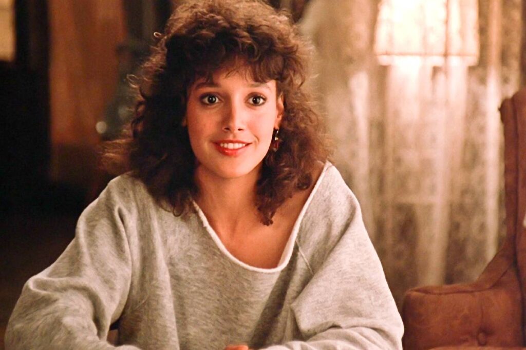 Jennifer Beals insossa la felpa con il collo tagliato
