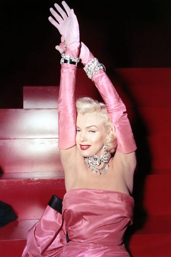 Marilyn Monroe con i guanti extralong