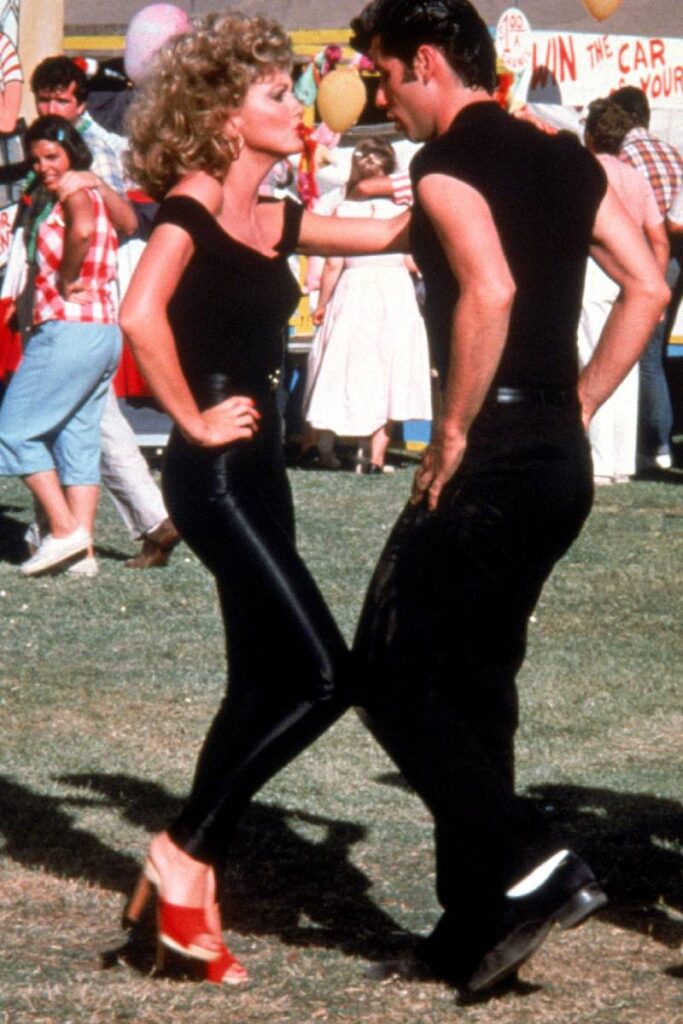 Olivia Newton John indossa i pantaloni neri aderenti e John Travolta in Grease